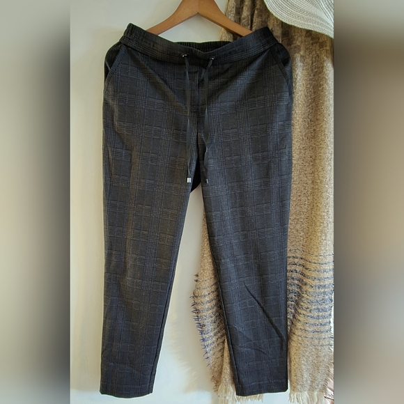 Reitmans drawstring dress pant. Size 8. Charcoal plaid. Straight leg. 4 pockets - Picture 2 of 13